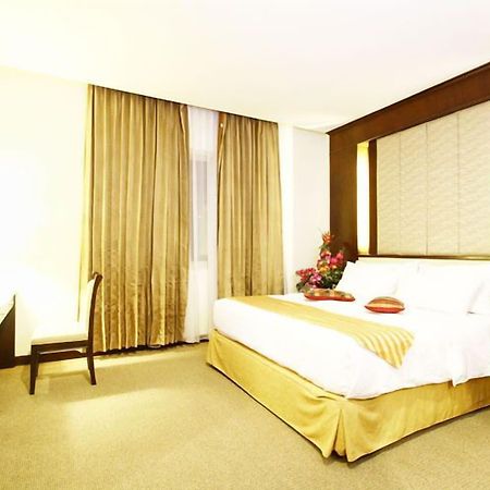 Plaza Inn Kendari Ngoại thất bức ảnh