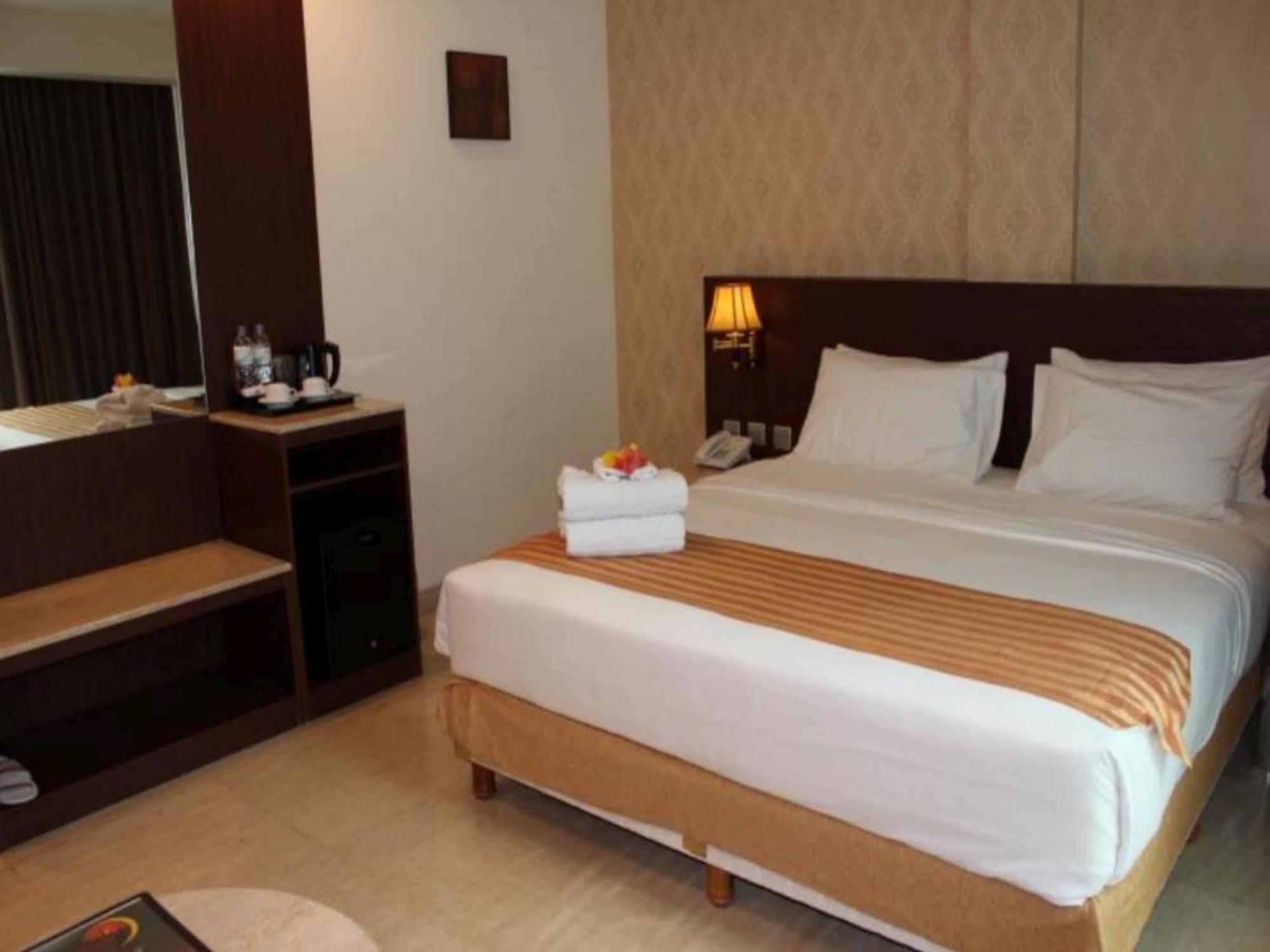 Plaza Inn Kendari Ngoại thất bức ảnh